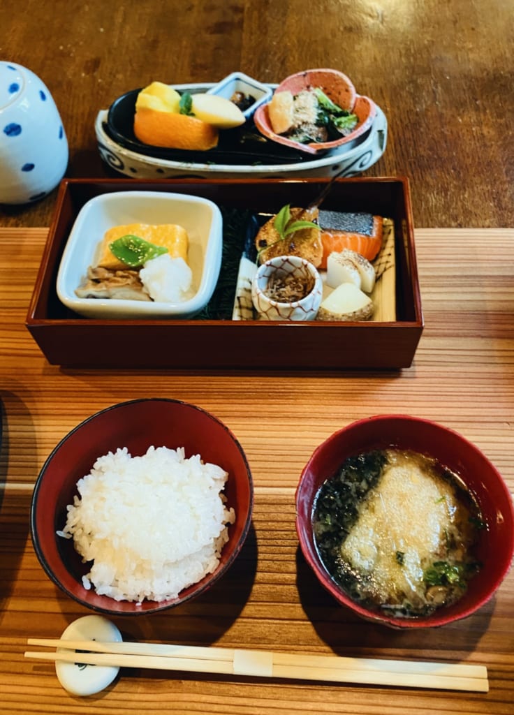 desayuno del ryokan Tensui
