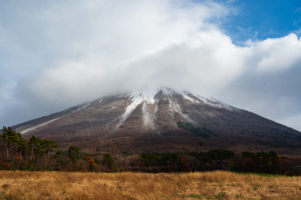 volcanes en Japón: El Monte Daisen, volcán japonés, parcialmente tapado por las nubes