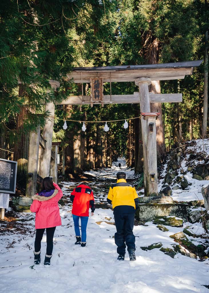 Gran torii entre la nieve en la entrada del santuario Kosuge,