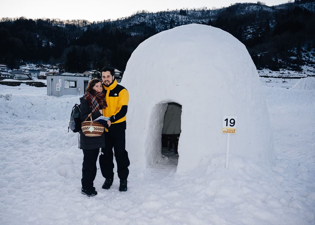 María y Hernán felices de entrar en el iglú de Iiyama