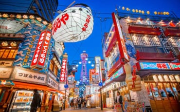 Luces de neones en Shinsekai Osaka