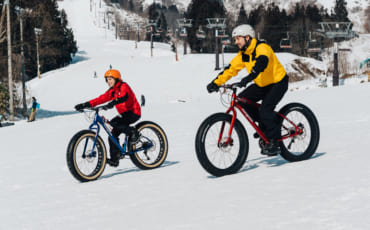 Bajando por el Togari onsen haciendo snow cycling
