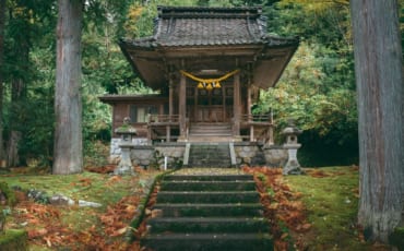 Un santuario en las carreteras de la montaña de Toyama.