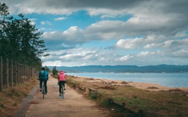 Ir en bicicleta a lo largo de la Bahía de Toyama.