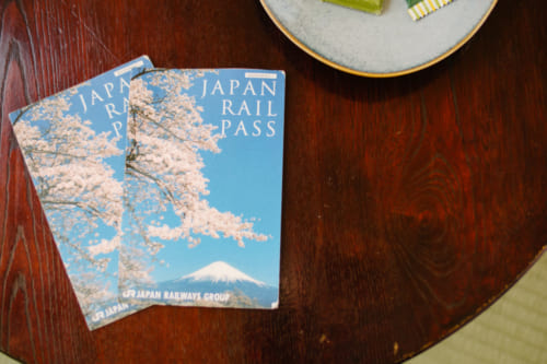 Japan Rail Pass y kit kat en una mesa