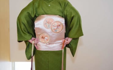 Utiliza un koshi-himo para crear un pliegue recto en la parte inferior del lazo taiko.