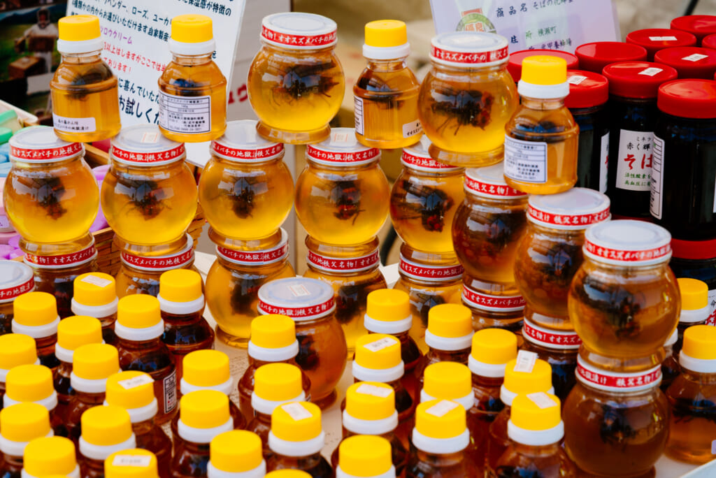 Especialidad local: un abejón dentro de la miel