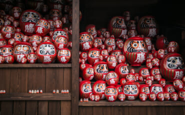 muñecos daruma con los dos ojos pintados