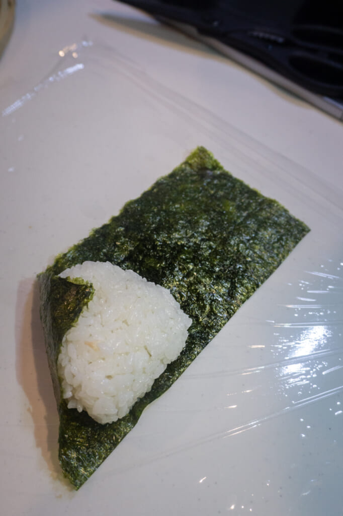 Envolviendo el onigiri con el nori