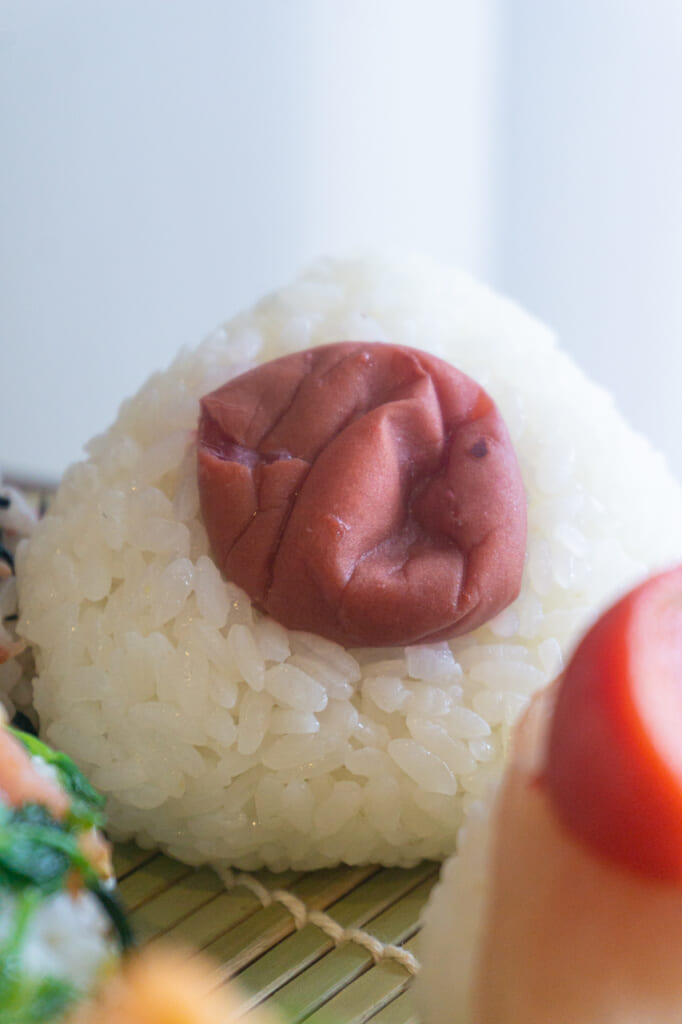 Clásico onigiri de umeboshi