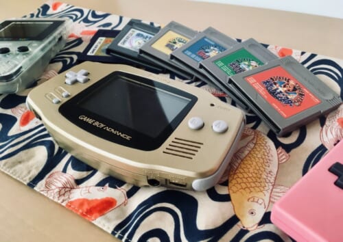 La consola GameBoy Advanced y algunos videojuegos retro
