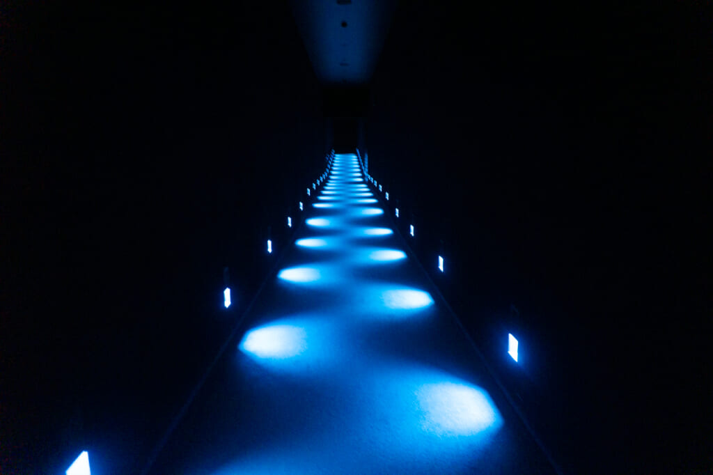 pasillo con luces azules de teamlab planets