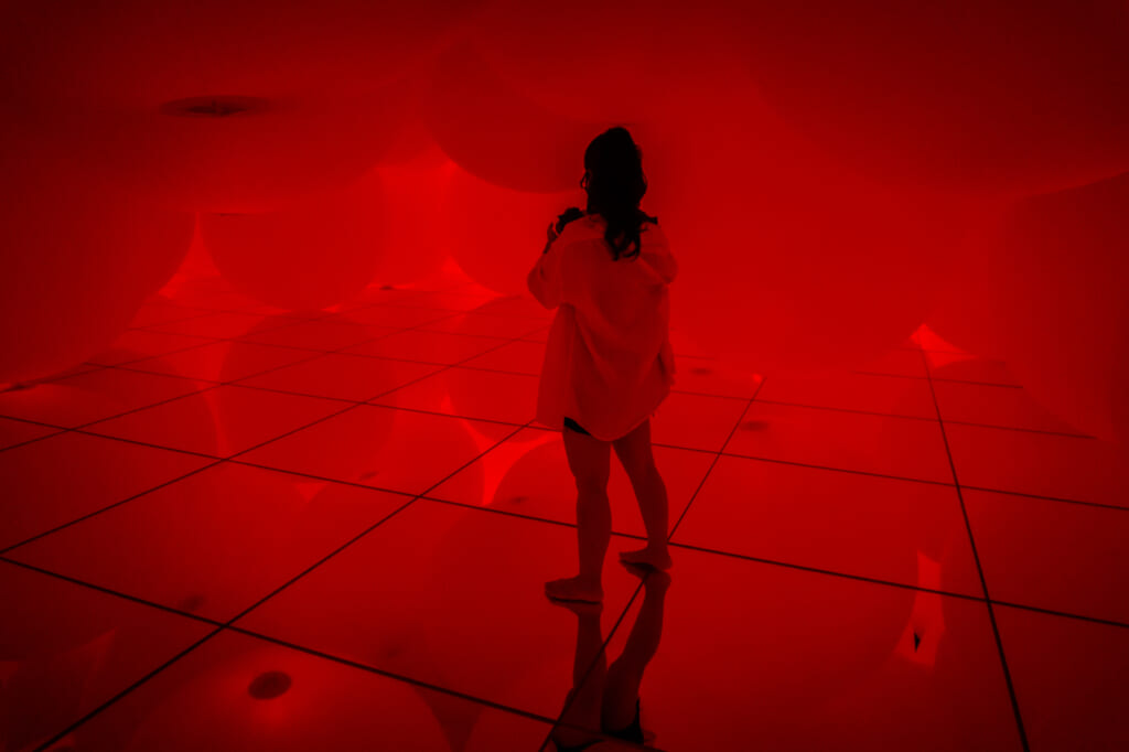 sala de las esferas de color rojo