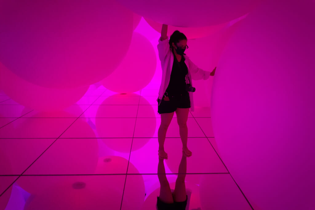 chica jugando con las esferas en la sala de color rosa
