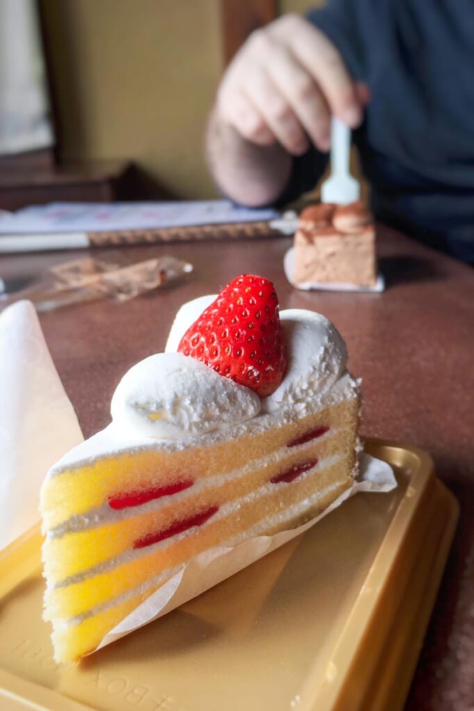 un shotcake, pasteles japoneses de nata y fresas.