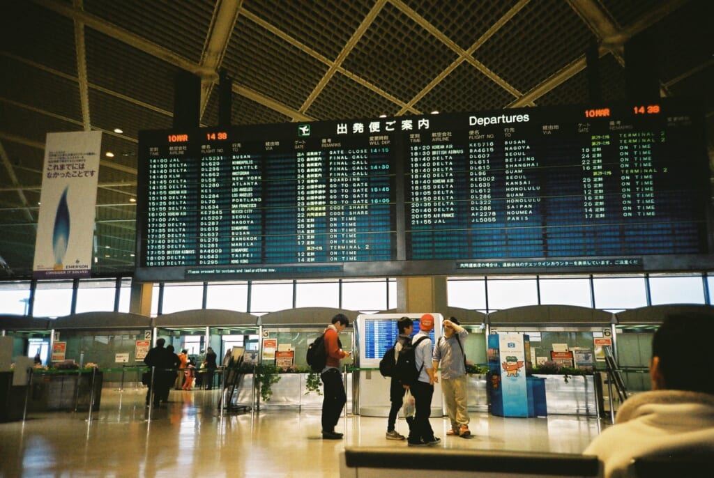 Paneles de los vuelos del aeropuerto de Tokio de Narita antes de la pandemia