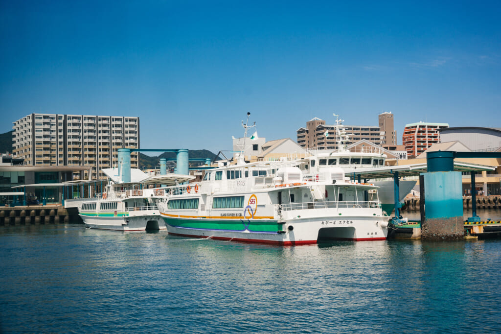 el ferry para ir hasta la isla de Ojika a solas