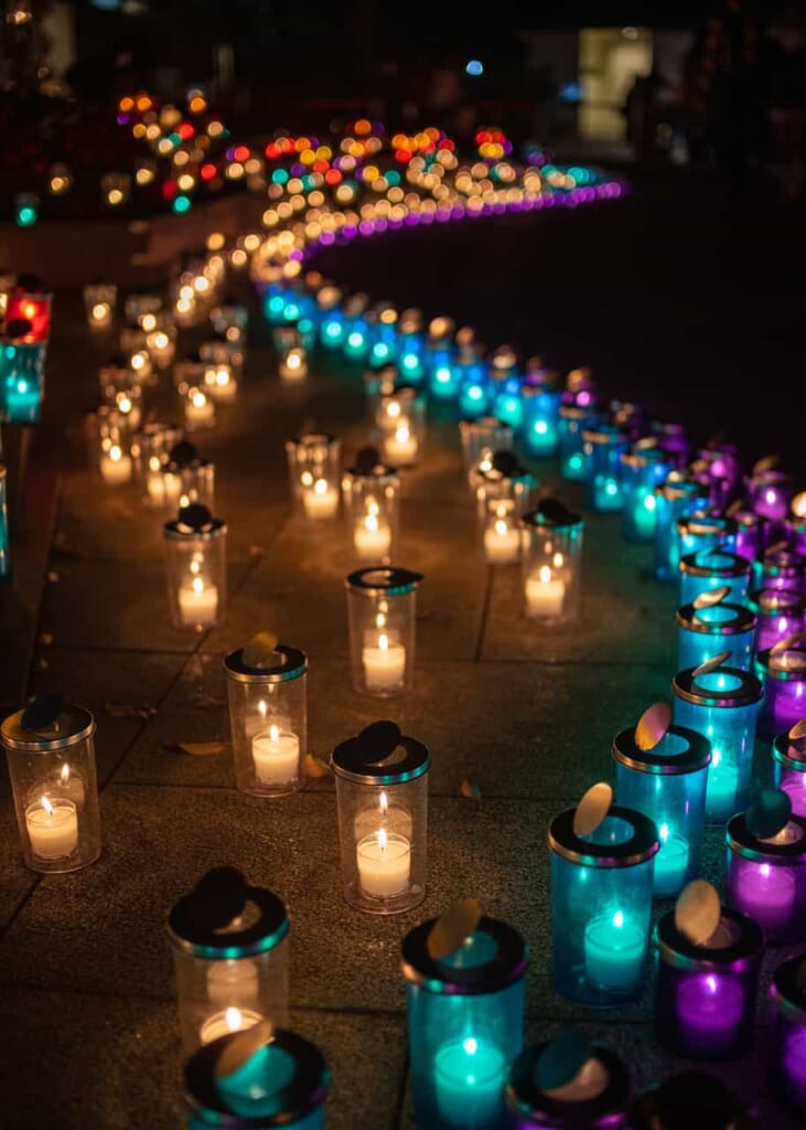 Detalles de las luces en la isla de Enoshima