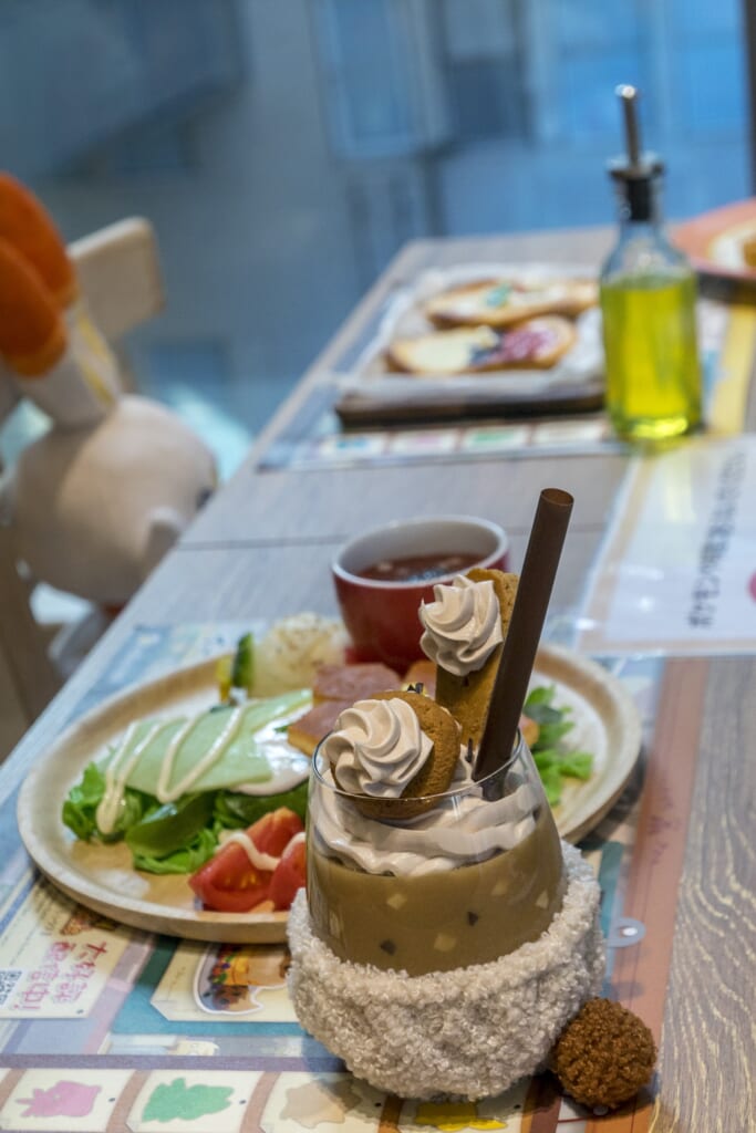 "Gossifleur Salad Plate" y "Nutty Buneary Frappe" de Pokemon Cafe Mix en el famoso café temático de la Saga de videojuegos
