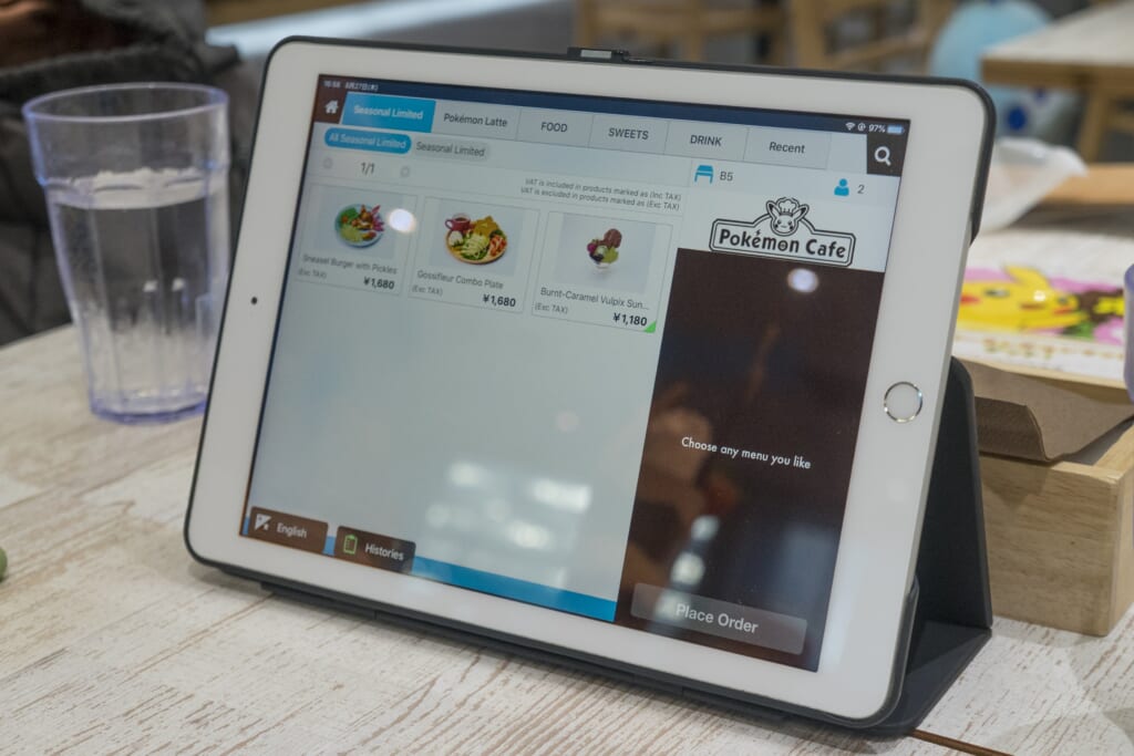 Tablet con menú en el Pokémon Cafe en Tokio