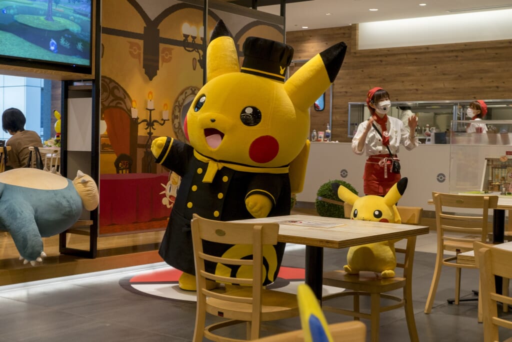 Chef Pikachu bailando en el Pokemon Café en Tokio