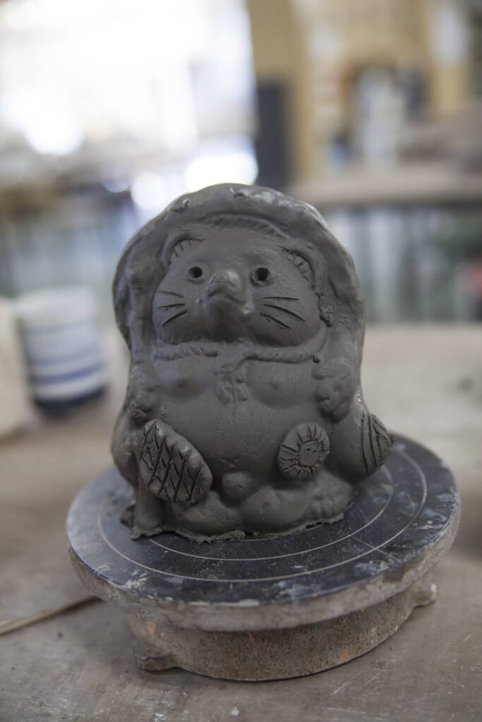 La estatua del tanuki lista para el horno