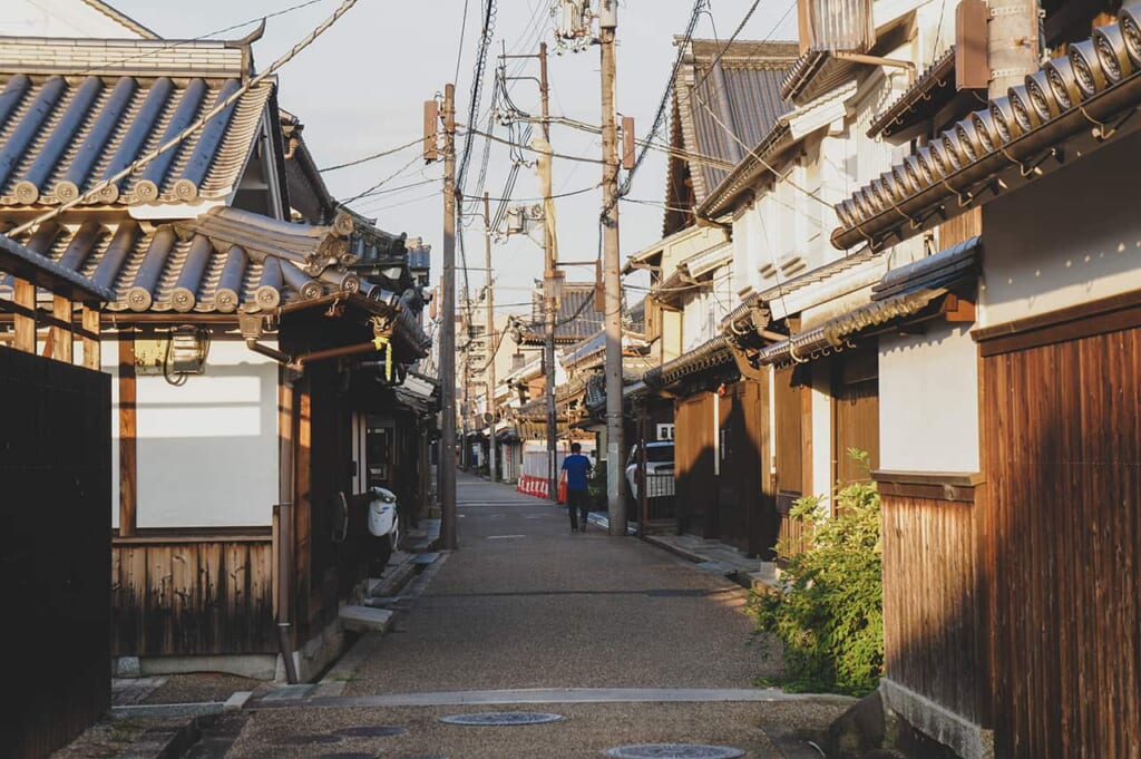 Los estrechos callejones del distrito Imaicho de Kashihara están bordeados por casas tradicionales japonesas con techos de tejas.