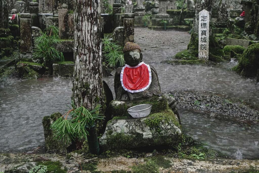 Un jizo con su babero en el cementerio Okuno in en Koyasan