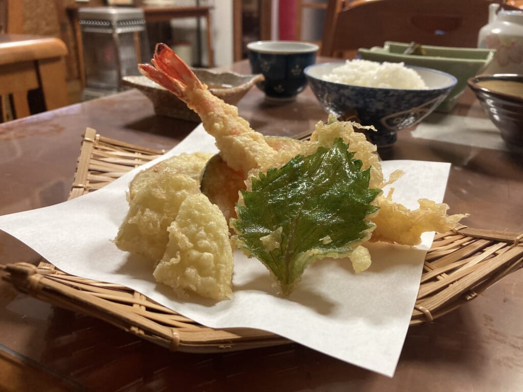la deliciosa tempura en una cena deliciosa en el ryokan de Iwami