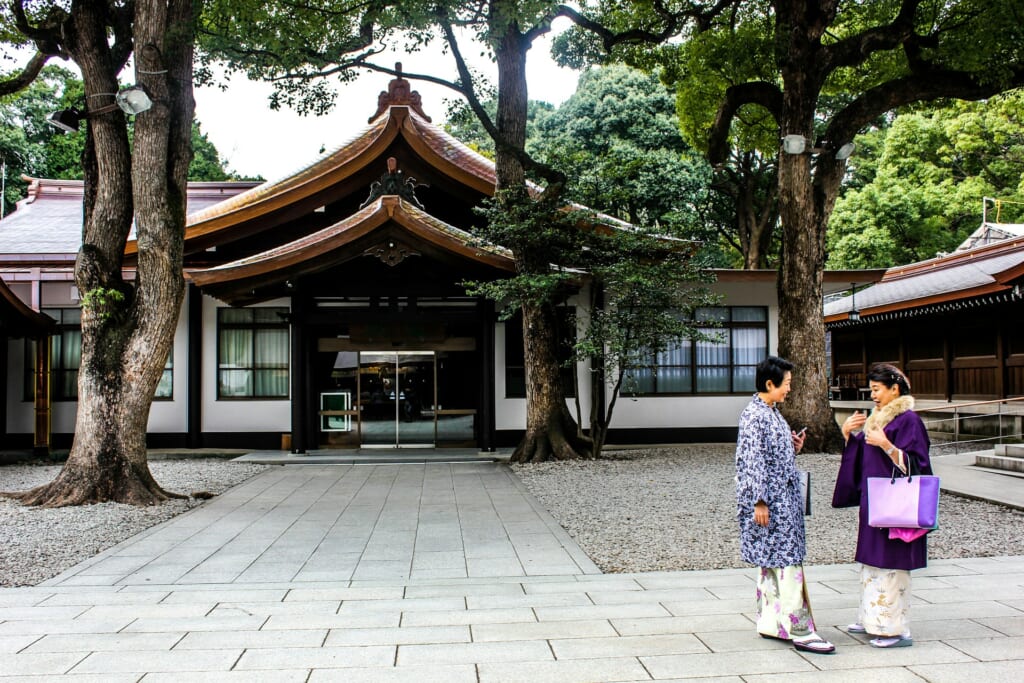 dos señoras con kimono interactuando en un templo