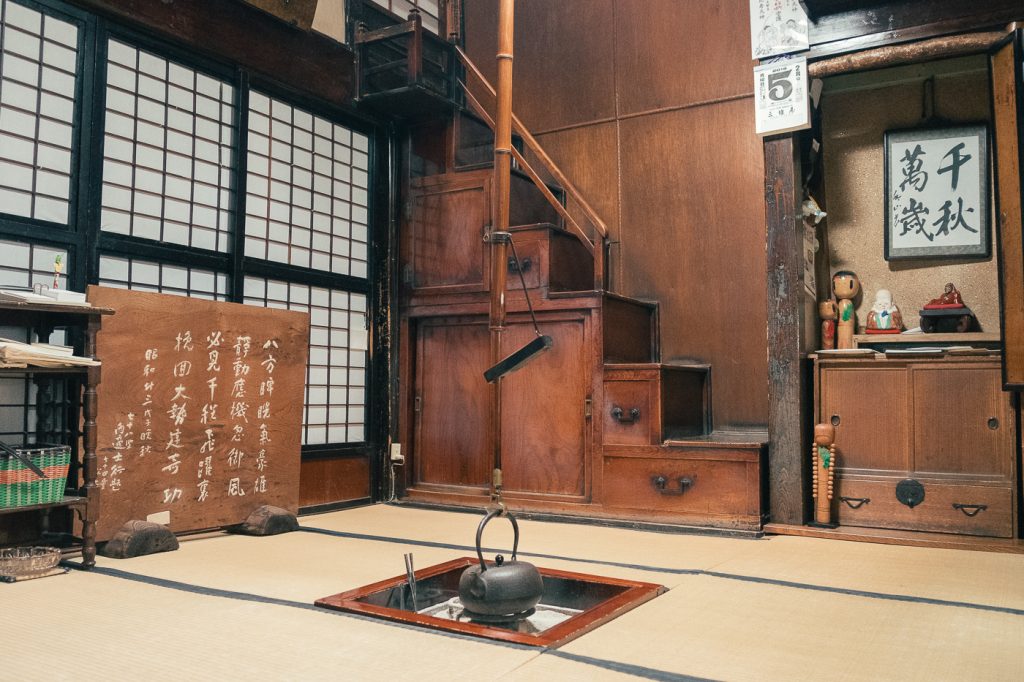 La sala clásica japonesa de la tienda de té en Murakami