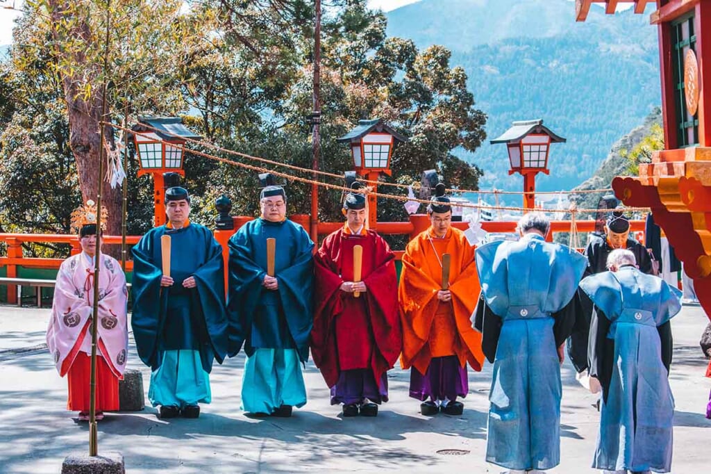 religion en Japón: sacerdotes sintoístas haciendo un ritual en un santuario