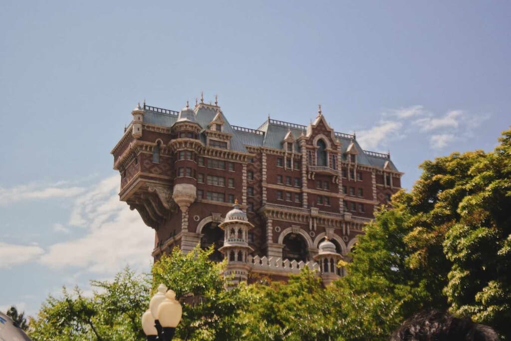 La famosa Torre del Terror también es una característica de DisneySea en Tokio.