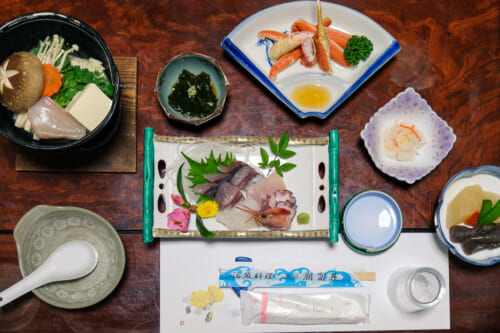 Un set de comida kaiseki de un ryokan japonés