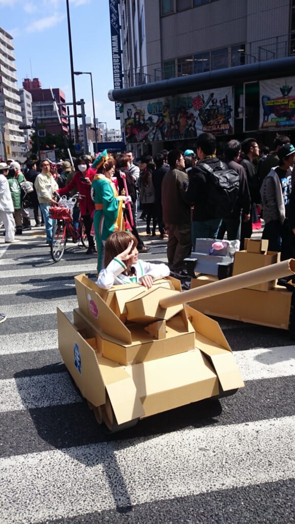Mujer disfrazada de tanque durante el festival de cosplay de Osaka.