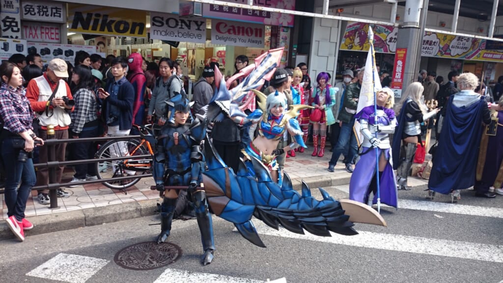 Mujer disfrazada durante el festival de cosplay de Osaka.