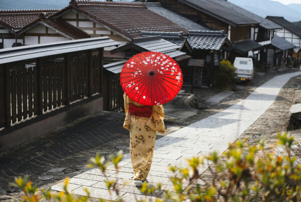 chica con kimono paseando