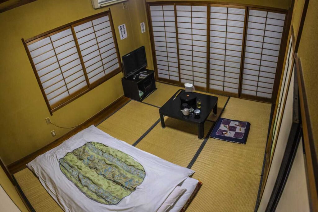 Un futón en una habitación del ryokan de Nakatsugawa