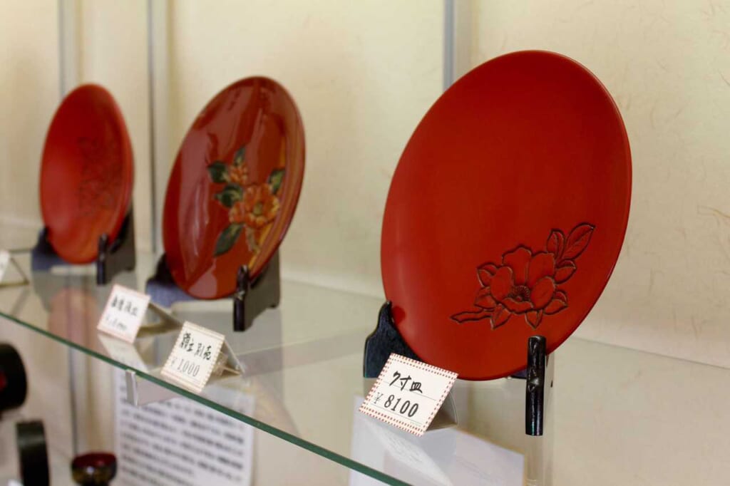 Platos de madera exhibidos en Murakami
