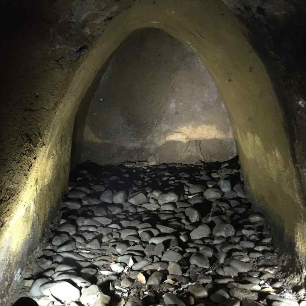 interior de tumba de tunel