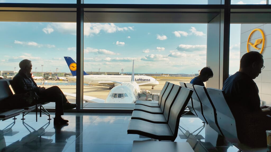 Un avión Lufthansa desde las ventanas del aeropuerto de Frankfurt