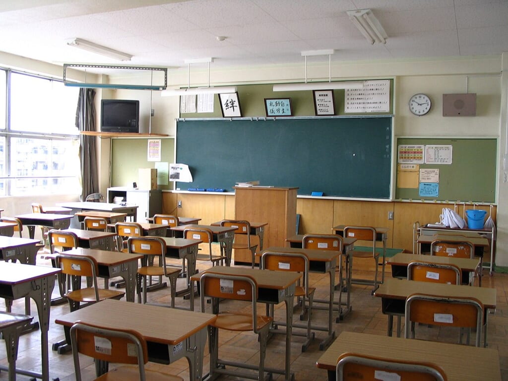 sistema educativo japonés: aula de escuela en Japón
