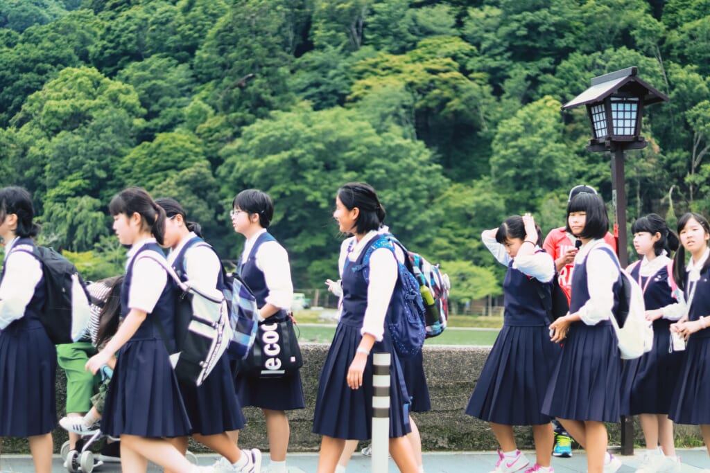 Estudiantes japonesas caminando en Kioto. Según el sistema educativo japonés, los estudiantes no pueden ir al colegio en bicicleta.