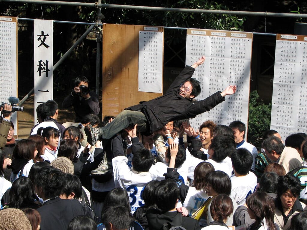 estudiantes festejan admisión a la universidad de tokio
