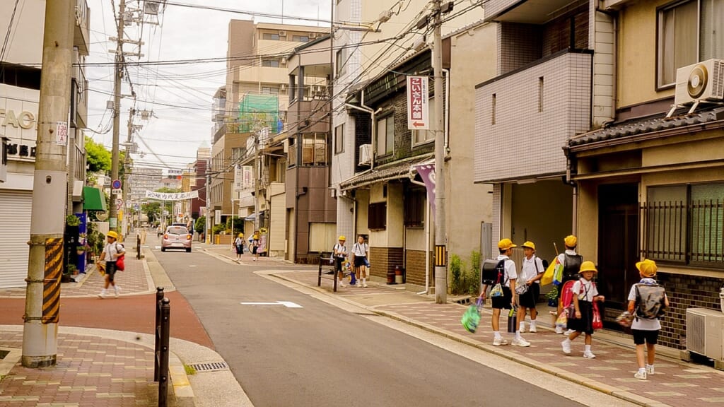 Estudiantes japoneses de primaria caminando en la calle