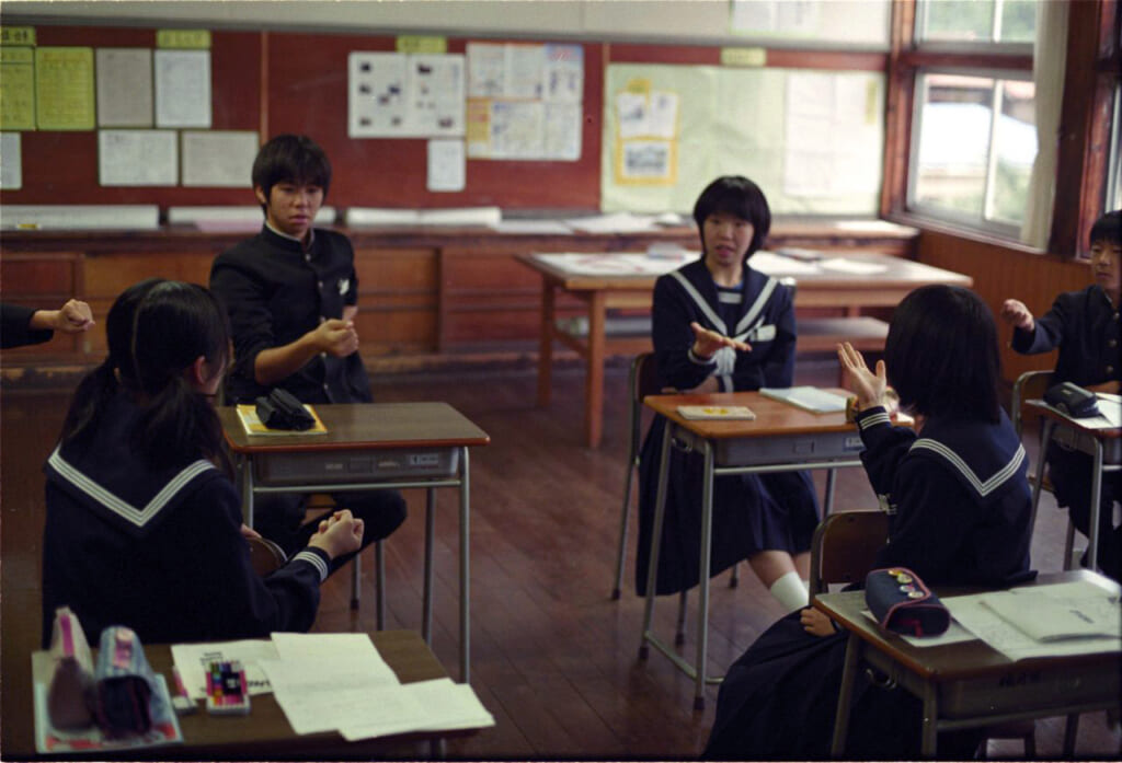 alumnos japoneses jugando en el aula