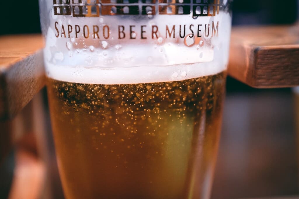 Bebiendo una famosa cerveza Sapporo