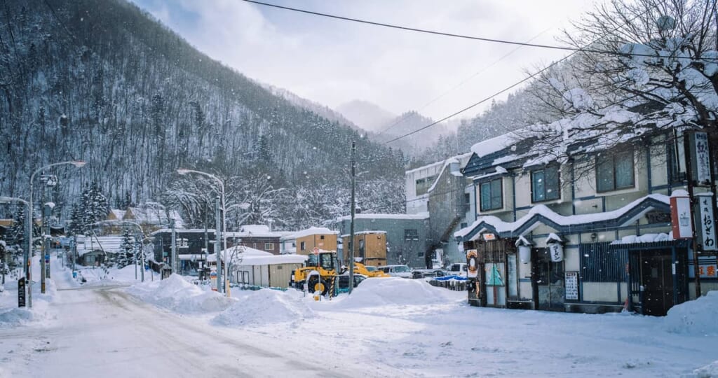 Calles nevadas de la isla norteña de Japón