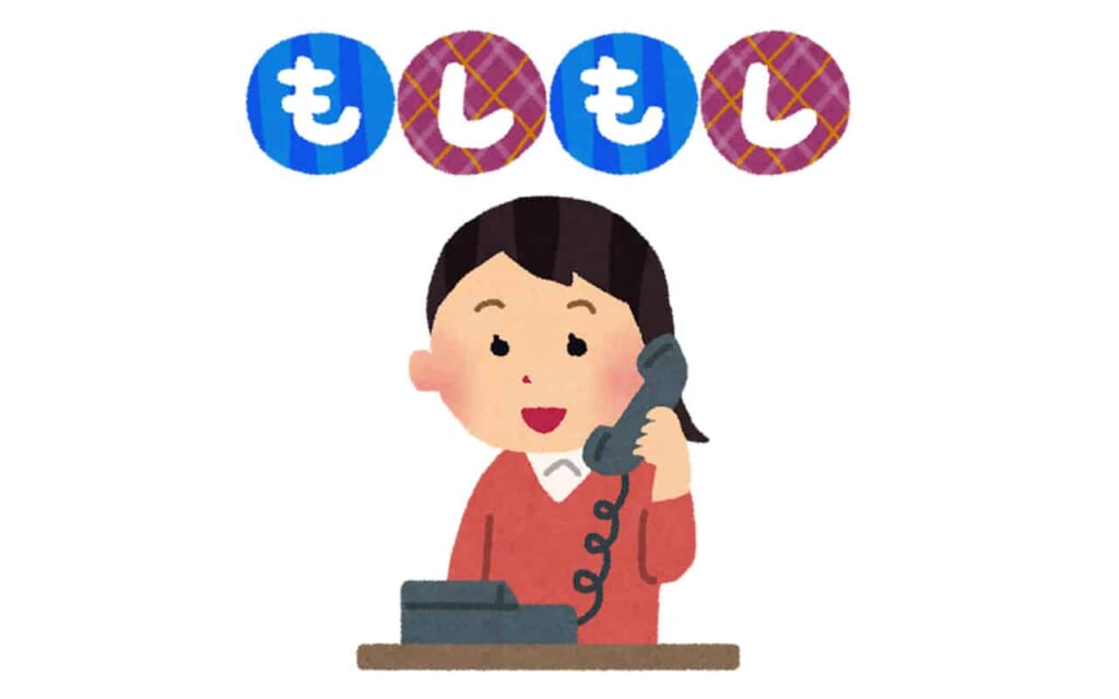 Una chica diciendo moshi moshi en una llamada telefónica
