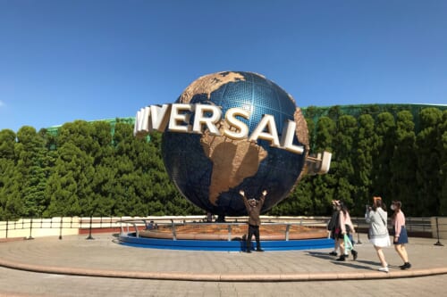 El globo de Universal frente a la entrada de USJ en Japón